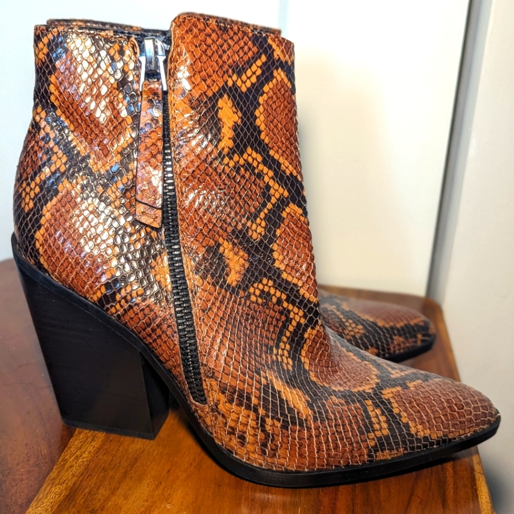 Naturalizer 10W Rooney Block Heeled Tan Snake Bootirs